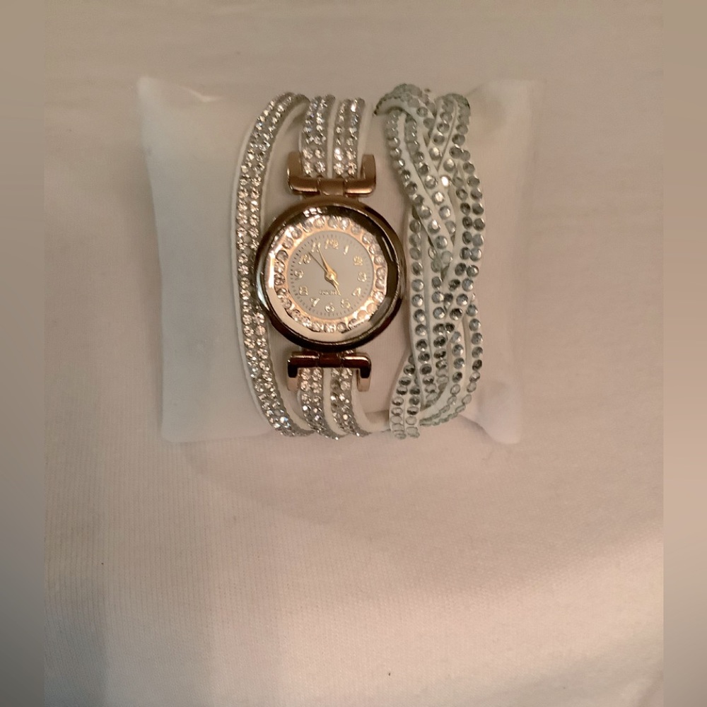 😊Wrap watch with crystals and choice of two snaps to close, quartz movement.